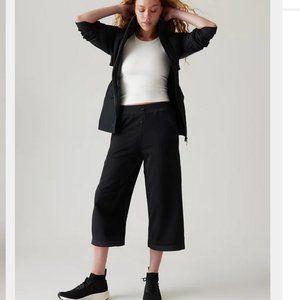 NWT Athleta Trimph Hybrid Wide Leg crop  Size; Large 533711 Pant Black L NEW